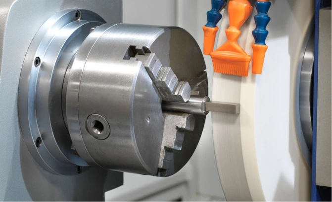 In che modo la lavorazione CNC raggiunge un'elevata precisione?